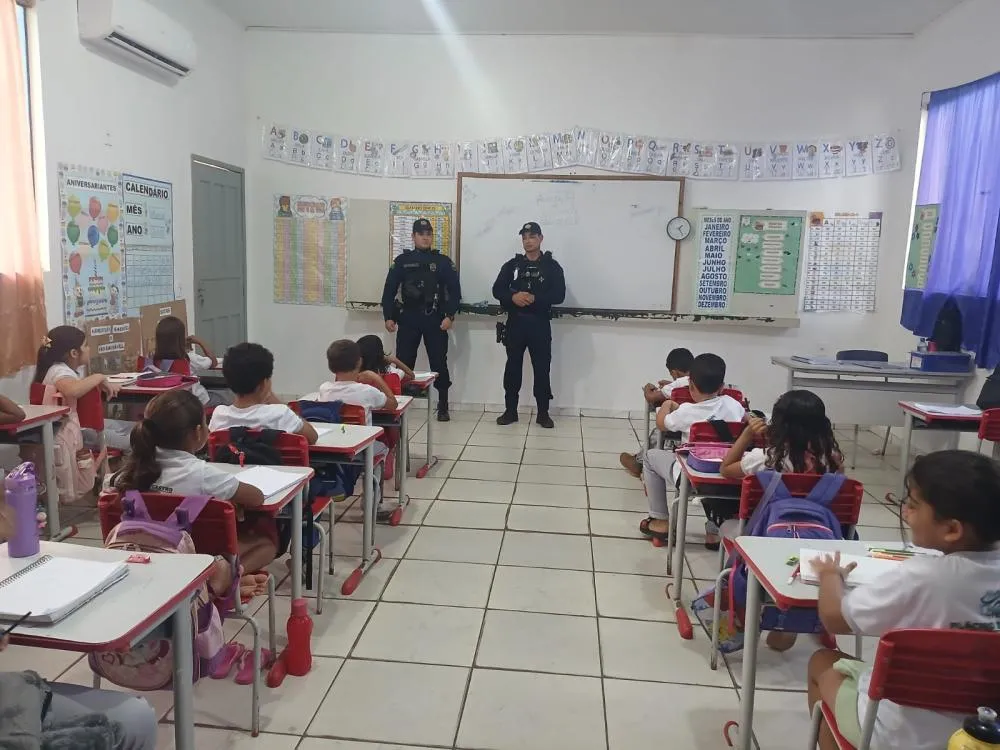 Polícia Militar reforça segurança e acolhimento em unidade escolar de Plácido de Castro