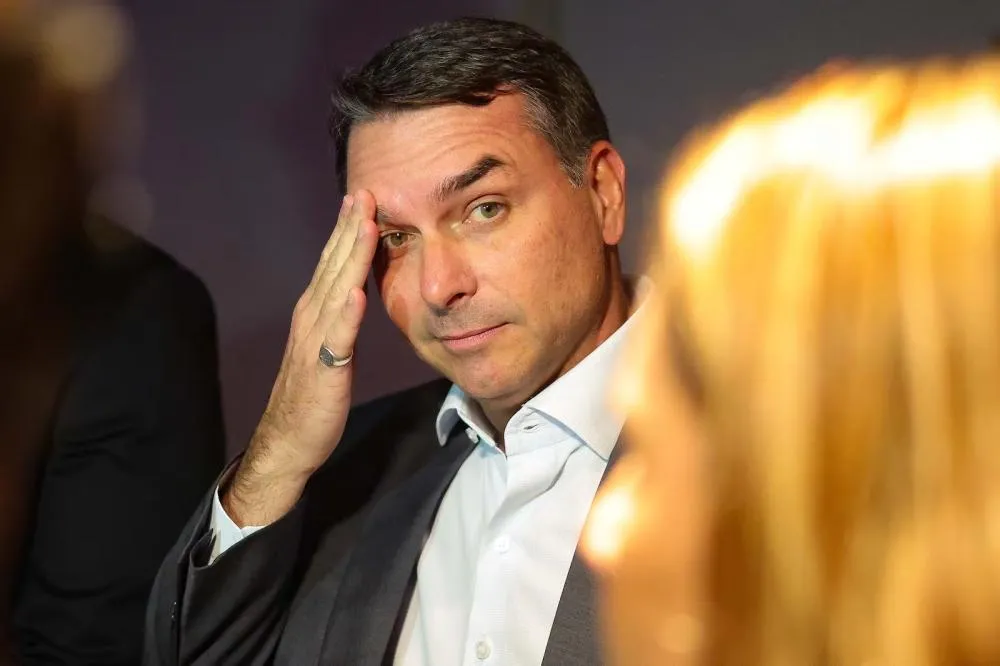 Brasileiros ‘invadem’ redes de ator que interpreta Bolsonaro após áudios de Flávio