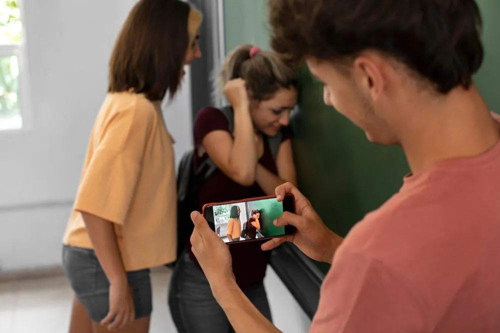 Bullying e Violência na Escola Especialista explica a prática do bullying e cita formas de prevenção