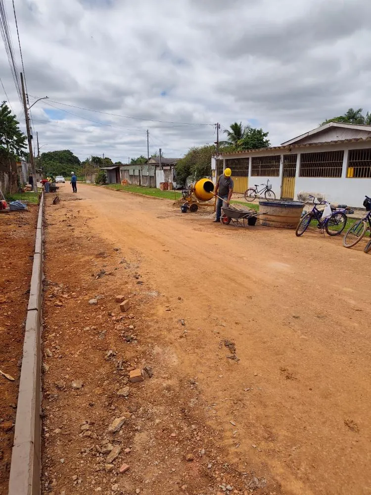 Prefeitura de Plácido de Castro avança com obras de calçadas e recapeamento na Rua José Ferreira Lima