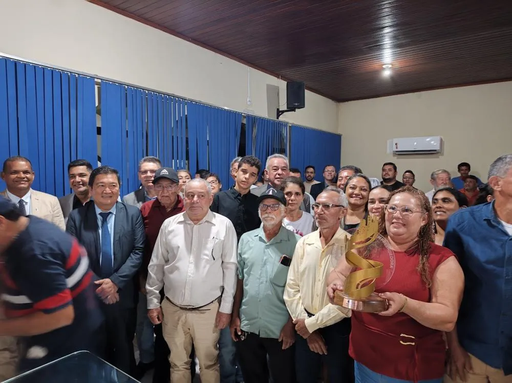 Sessão Solene na Câmara de Plácido de Castro celebra prêmio nacional do SEBRAE Prefeitura Empreendedora e fortalecimento da Escola do Produtor