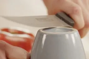 Chega de faca cega! O segredo para o afiamento perfeito usa algo que você já tem