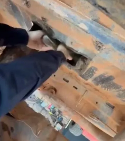 Homem é preso com 43 kg de skunk escondidos em fundo falso de caminhonete no Acre