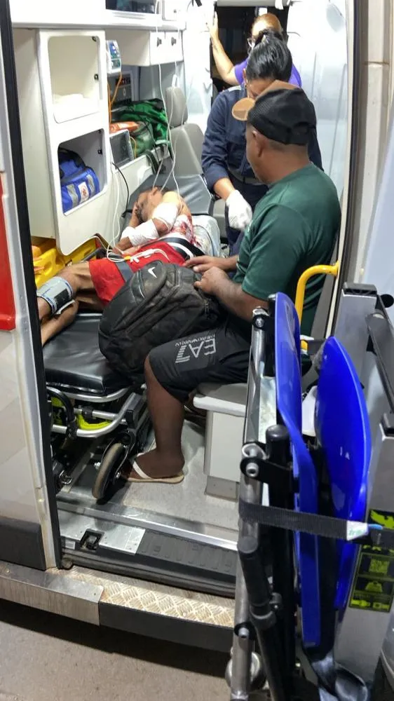 Homem é esfaqueado várias vezes em Plácido de Castro e suspeito foge antes da chegada da polícia