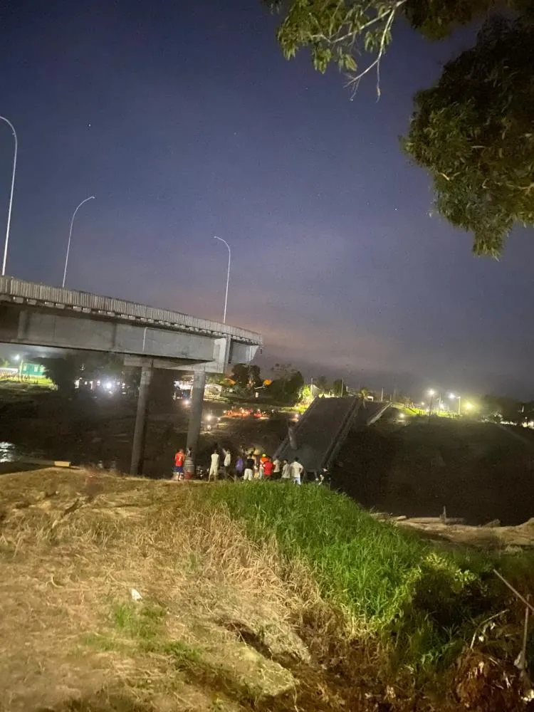 Após interdição, trecho da Ponte Frei Paolino desaba e deixa feridos no Acre