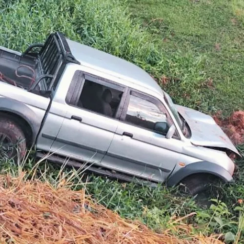 Motorista perde controle de caminhonete e veículo vai parar em Canal no Bairro Thaumaturgo, em Plácido de Castro