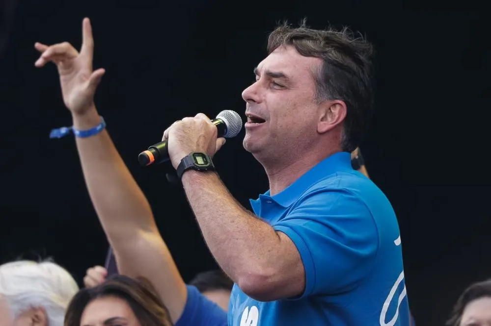  Flávio Bolsonaro diz que, 'de preferência', escolherá uma mulher para ser vice na chapa