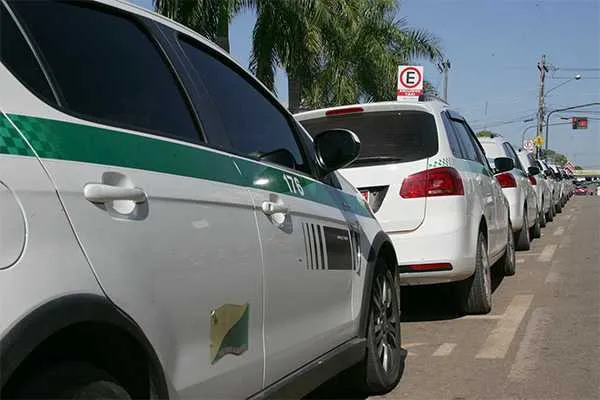 Plácido de Castro moderniza legislação dos táxis e fortalece segurança no transporte de passageiros