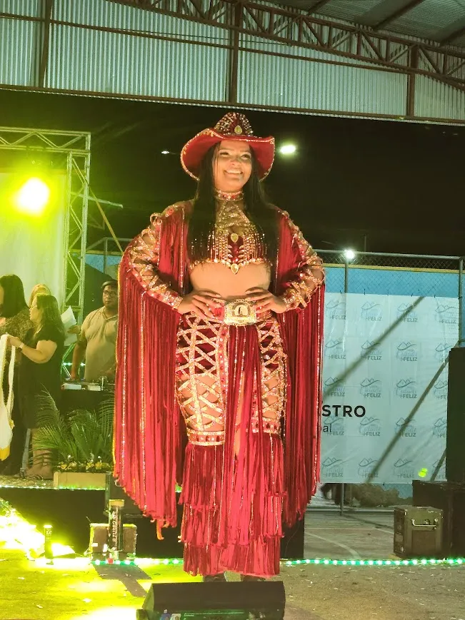 Josefa Inácio celebra a conquista do título de Rainha do Agronegócio 2026 durante cerimônia realizada na Praça da Juventude, em Plácido de Castro, diante de um grande público - Foto: IP