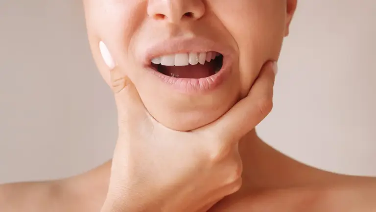 Especialista alerta que sangramento nas gengivas, mau hálito, alterações na língua e perda de dentes podem estar ligados ao desequilíbrio da microbiota oral e ao aumento do risco de câncer de intestino | © DR