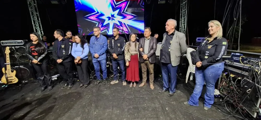 Apresentação do Frei Renan Barros marcaram a abertura oficial da 5ª Feira do Agronegócio de Plácido de Castro, evento que segue até domingo com rodeio, cavalgada, palestras, exposições e atrações musicais - Foto: Áquila Santos