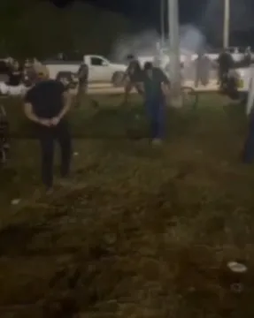 Policiais realizam intervenção durante tumulto registrado na Festa do Agro, em Plácido de Castro. Agentes utilizaram munição de impacto controlado para conter a confusão e restabelecer a segurança no evento - Foto: Captura de tela.