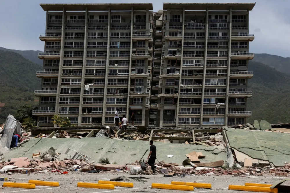 Escombros de prédio que desabou em La Guaira após terremotos na Venezuela • Gaby Oraa/Reuters