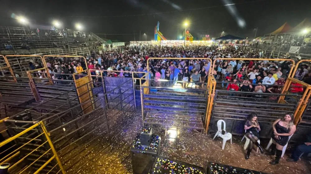 Arena da 5ª Feira do Agronegócio de Plácido de Castro receberá, neste domingo (28), a grande final do rodeio, a premiação dos campeões e o show da banda Trio Furacão, marcando o encerramento oficial da edição 2026 do evento - Foto: Gelmirys Oliveira.