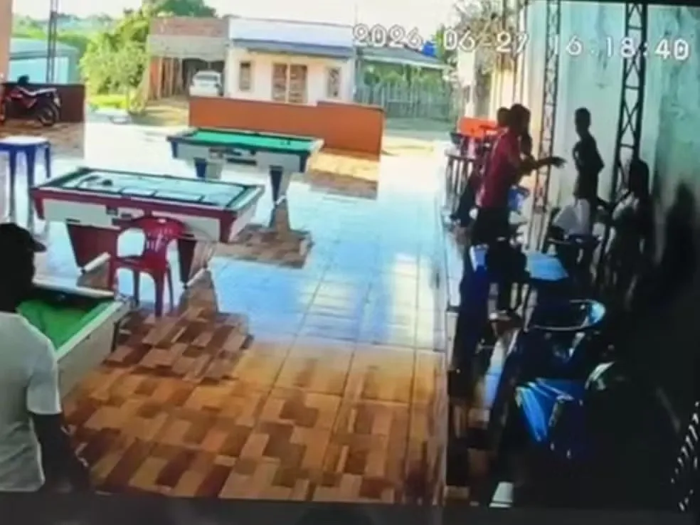 Vídeo de câmeras de seguança mostra momento em que homem entra em bar e tenta matar ex-namorada em Assis Brasil — Foto: Arquivo pessoal