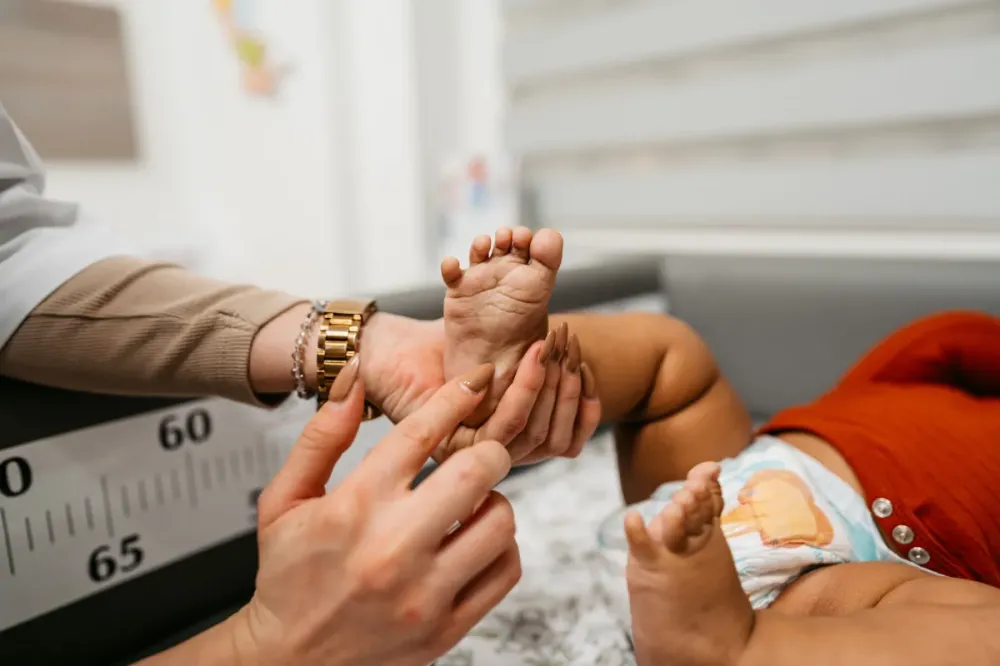 Teste do pezinho é importante para identificar bebês que podem ter maior risco para determinadas doenças • Urbazon/Getty Images