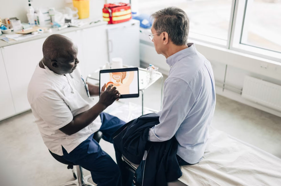 Homens que notarem algo incomum ao realizar o autoexame testicular devem consultar um urologista • Maskot/Digital Vision/Getty Images