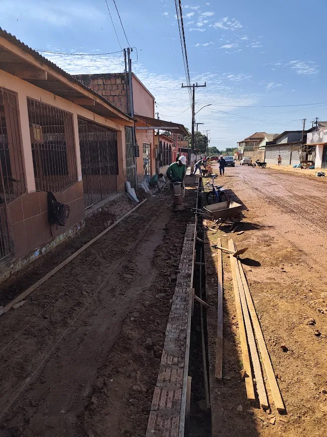 Prefeitura executa obras de pavimentação asfáltica e construção de calçadas para melhorar a mobilidade urbana e a segurança dos pedestres - Foto: Assessoria de Comunicação