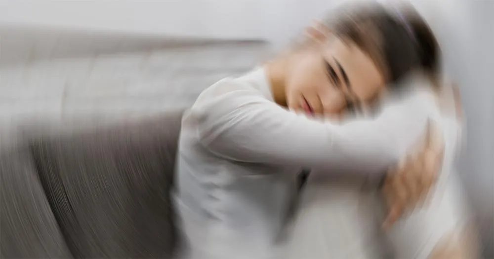 Imagem ilustrativa representa uma pessoa em sofrimento emocional, simbolizando os impactos da depressão na saúde mental. Foto: Google Imagens (imagem meramente ilustrativa).