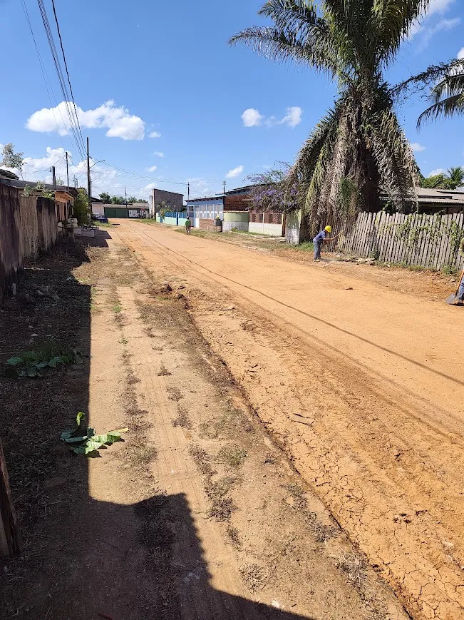 Equipes trabalham na execução das obras de recapeamento asfáltico e construção de calçadas na Rua Wilson T. de Carvalho, em Plácido de Castro - Foto: Assessoria de Comunicação.