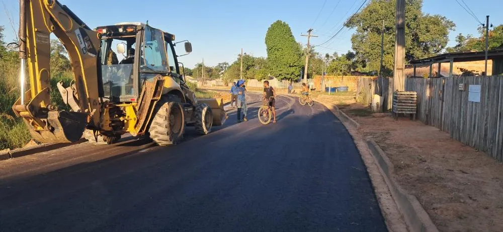 Equipes da SEMIOSUR Sul iniciam o recapeamento asfáltico da rua anexa ao Parque Ecológico, no bairro Thaumaturgo, em mais uma ação de melhoria da infraestrutura urbana de Plácido de Castro - Foto: Ermilson Achaad 