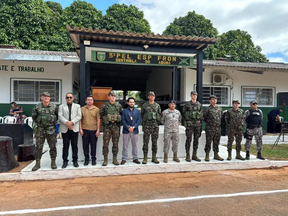 Autoridades brasileiras e bolivianas participam da solenidade alusiva aos 53 anos do 3º Pelotão Especial de Fronteira, em Plácido de Castro - Foto: Assessoria. 