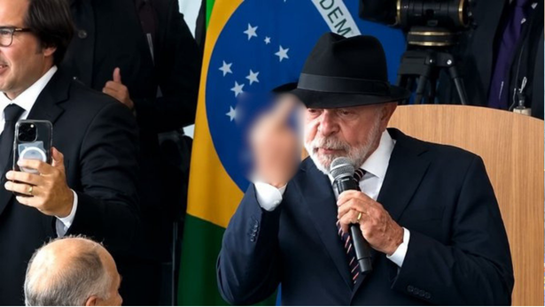 Lula mostra dedo do meio durante evento ao criticar quem pensa que 'pobre não gosta de coisa boa' • Reprodução