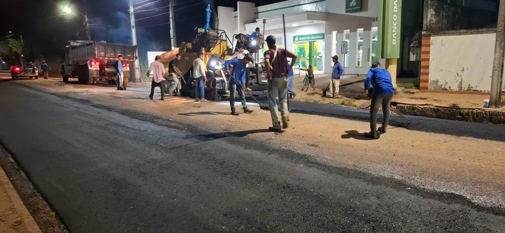 Recapeamento asfáltico avança na Rua João Sabino de Paula, no Centro de Plácido de Castro - Crédito da foto: Áquila Santos.