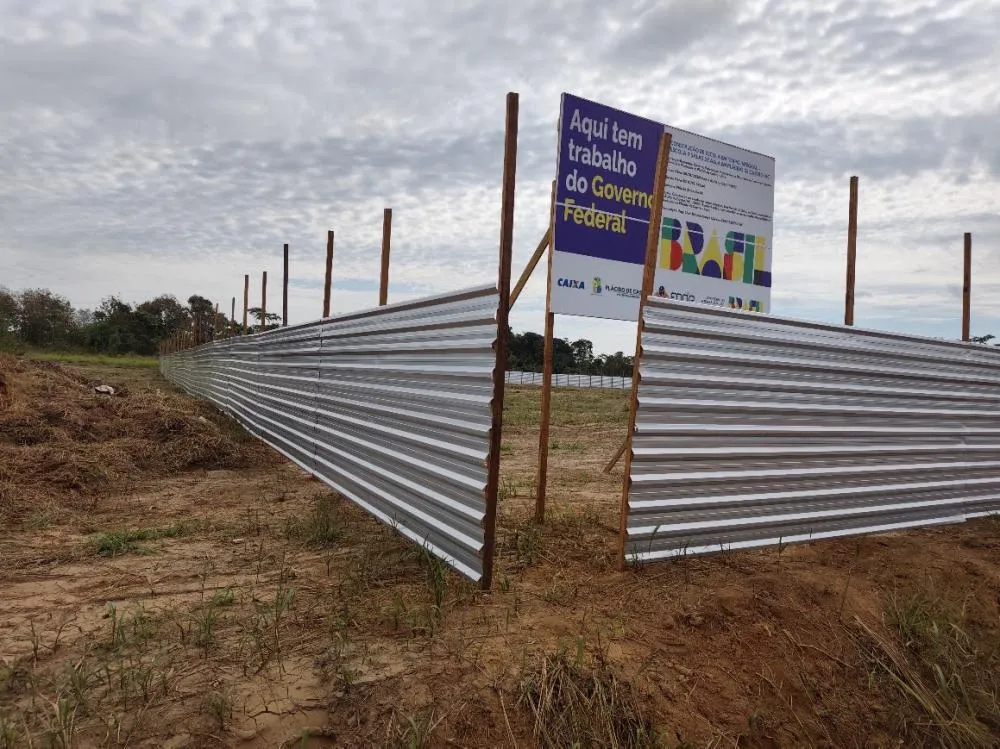 Terreno da futura Escola de Tempo Integral José Valmir de Lima, no Bairro Manchete, já recebeu tapumes e placa informativa. A obra está orçada em R$ 11,7 milhões e tem previsão de conclusão para janeiro de 2027 - Foto: Assessoria de Comunicação.