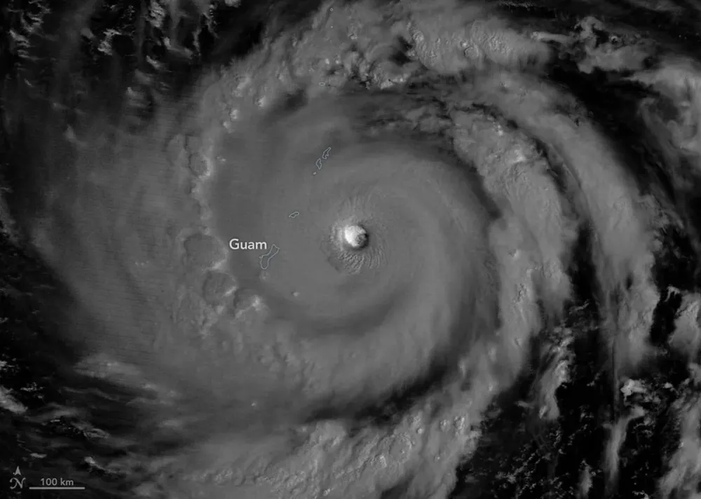 A luz da Lua, que estava na fase minguante gibosa , ilumina o lado oeste da parede do olho. O olho passou sobre Rota, ao norte de Guam, algumas horas depois da imagem ter sido capturada. • Reprodução | Observatório da Terra da NASA/Michala Garrison