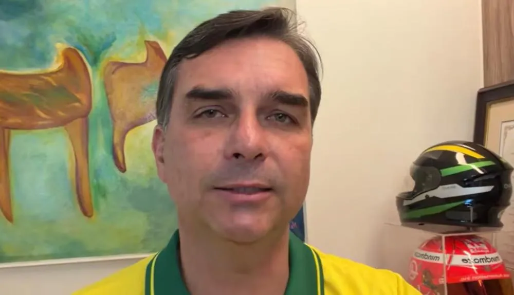 Nas redes sociais, Flávio leu a carta escrita pelo pai, o ex-presidente Jair Bolsonaro | Divulgação/Youtube Flávio Bolsonaro - 11.07.2026