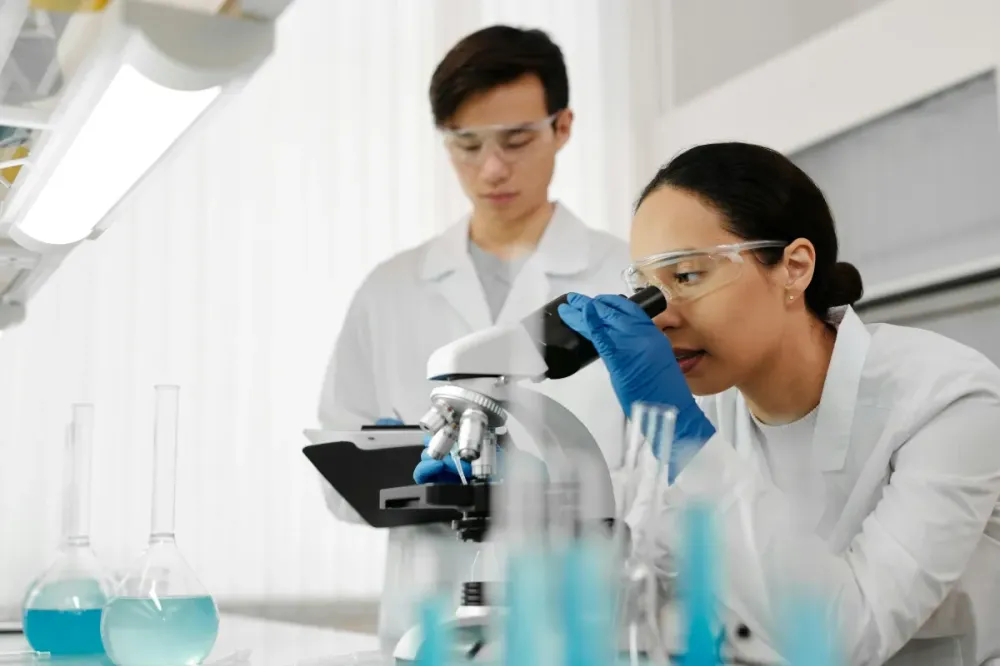 Resultados promissores foram obtidos por grupo do CNPEM e colaboradores ao combinar a inibição da enzima glutaminase, que age sobre a glutamina fornecendo nutrientes para as células tumorais, com a regulação da proteína HuR, que atua sobre o RNA da glutam