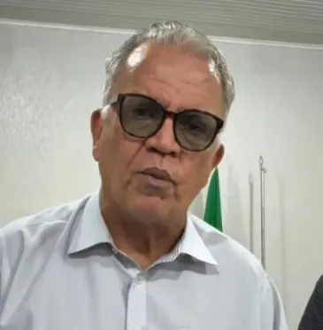 Senador Sérgio Petecã durante agenda na fronteira, onde foi anunciado o compromisso de buscar recursos para a construção de uma ponte definitiva sobre o Igarapé Rapirrã - Foto: Captura de Tela.