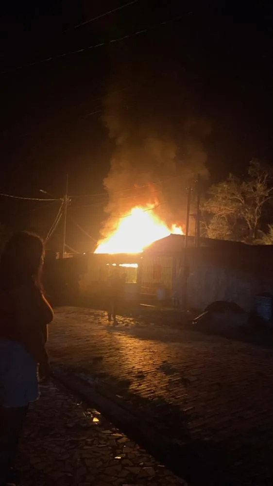 Residência em chamas na Rua Projetada, no bairro Pantanal, durante incêndio registrado na noite de quarta-feira (15), em Plácido de Castro - Foto cedida.