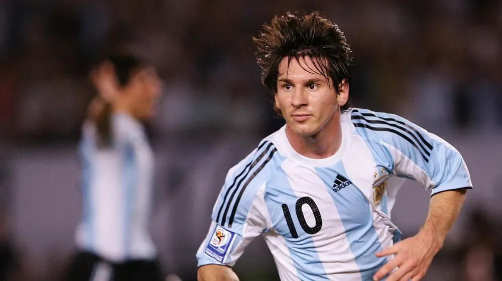 Lionel Messi comemora gol na vitória sobre a Venezuela em 2009 • Photogamma/Getty Images