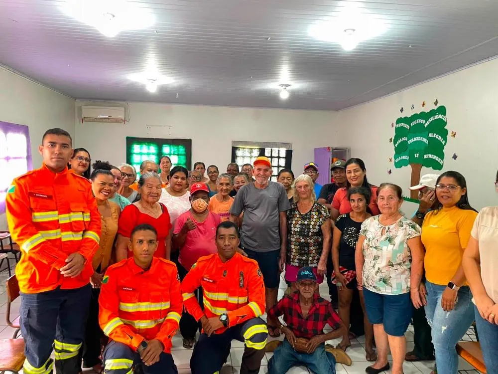 Integrantes da terceira idade acompanham orientações repassadas por militares do Corpo de Bombeiros durante oficina educativa realizada no Serviço de Convivência e Fortalecimento de Vínculos (SCFV), em Plácido de Castro. Foto: Assessoria de Comunicação.