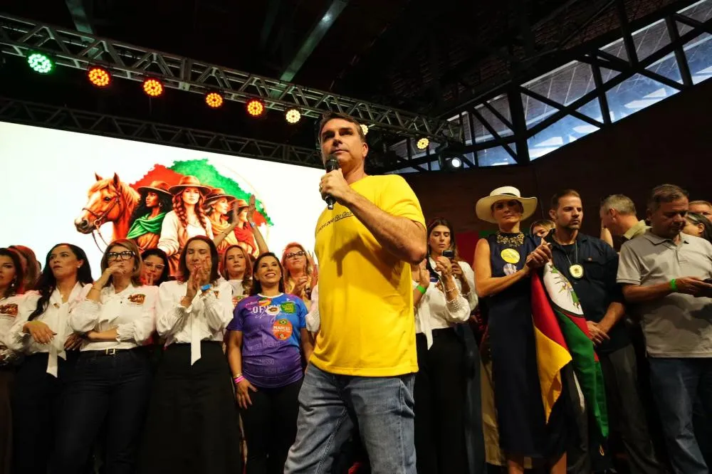 Equipe de Flávio avalia que publicações tenham atingido quase 270 milhões de pessoas | Vittor Sales/Flickr Flávio Bolsonaro - 11.04.2026