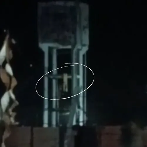 Jovens foram flagrados novamente sobre a caixa d'água do Saneacre em Plácido de Castro, colocando a própria vida em risco em uma área restrita. - Foto: Captura de Tela.
