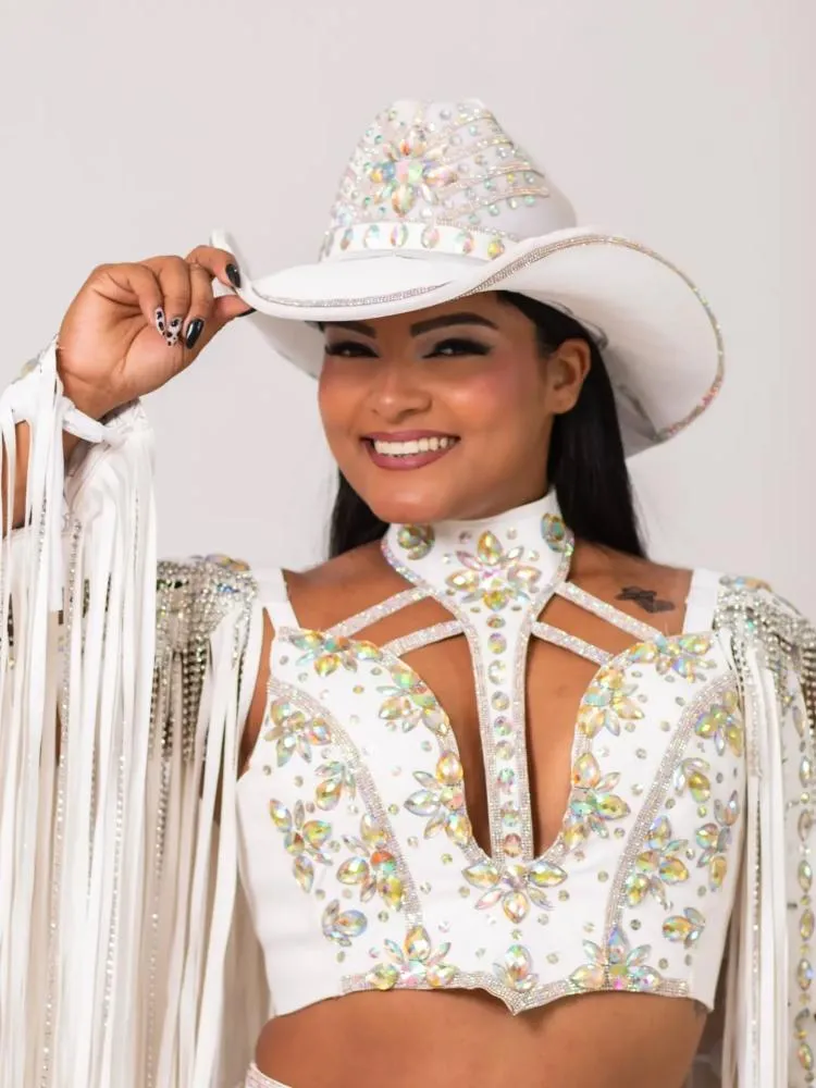 Josefa Inácio celebra a conquista do título de Princesa do Laço 2026, representando Plácido de Castro na corte oficial da Expoacre - Foto: Facebook.