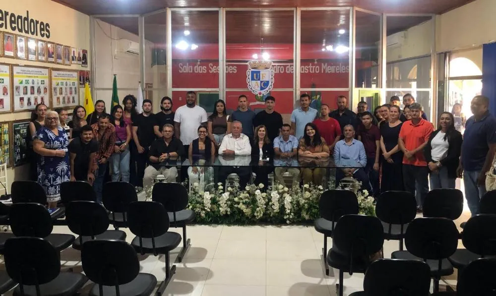 Autoridades, representantes da universidade e estudantes durante a aula inaugural do Curso de Enfermagem, realizada na Câmara Municipal de Plácido de Castro - Foto: Assessoria.