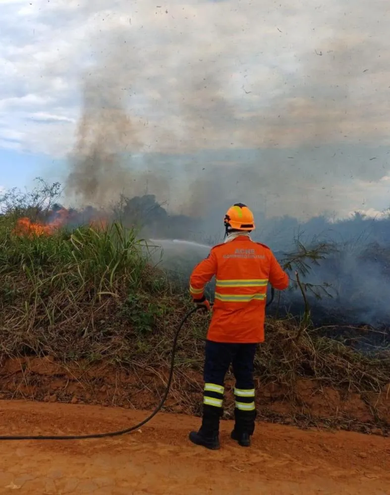 Equipes da Defesa Civil e órgãos parceiros intensificam planejamento para prevenção e combate às queimadas durante o período de estiagem em Plácido de Castro - Foto: Assessoria. 