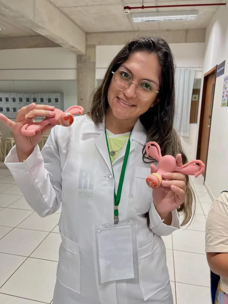A médica Gessi Ferreira comemora a aprovação no Revalida, marco que simboliza anos de dedicação aos estudos e inspira jovens de Plácido de Castro - Foto: Arquivo pessoal. 