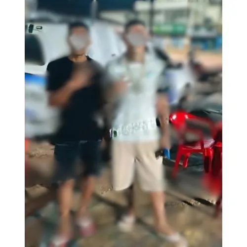 Adolescentes foram fotografados em frente a uma viatura da Polícia Militar antes da suposta abordagem violenta - Foto cedida.
