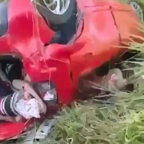Pelo menos cinco pessoas viajavam no Fiat Uno, quando de maneira ainda a ser investigada, veículo colidiu frontalmente contra carreta na BR-364, próximo ao distrito de Extrema - Imagem: Captura de Tela. 