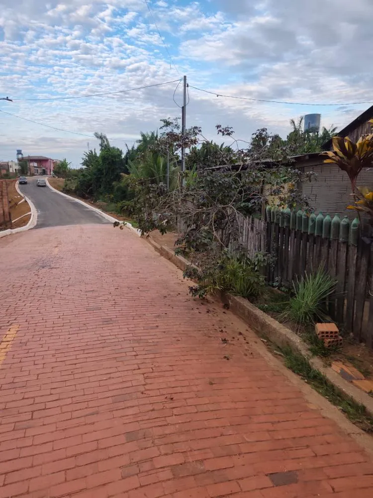 Novo trecho asfaltado da Rua José Pereira Nolasco facilita o deslocamento entre os bairros Pantanal e Centro, em Plácido de Castro - Foto: Assessoria.