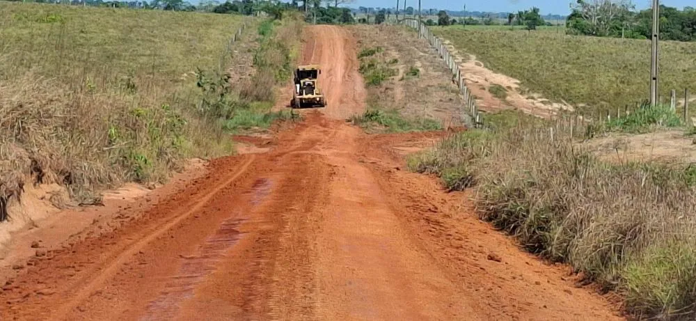 Prefeito Camilo da Silva e o Secretário de Infraestrutura, Marcos Pinho, durante vistoria em trecho da BR Velha, na zona rural de Plácido de Castro - Foto: Assessoria. 