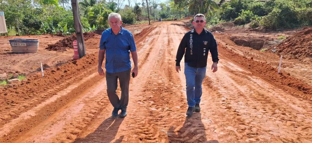 Prefeito Camilo da Silva acompanha, ao lado do secretário Marcos Pinho, os serviços de preparação da Rua Tupiniquins para pavimentação - Foto: Áquila Santos.