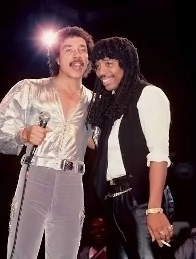 Rick James e Smokey Robinson em destaque na era de ouro do R&B, quando “Ebony Eyes” uniu funk, soul e romantismo em uma das parcerias marcantes dos anos 1980 - Reprodução do Facebook.