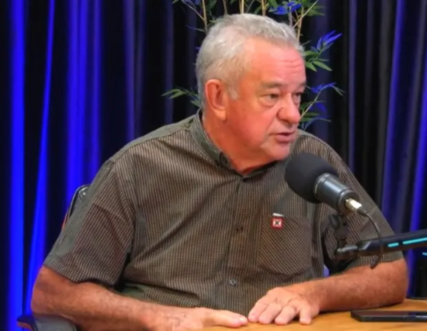 Prefeito Camilo da Silva durante entrevista em podcast, onde aborda gestão municipal, recuperação financeira, saúde, produção agrícola e articulações políticas para Plácido de Castro - Foto: Captura de Tela.