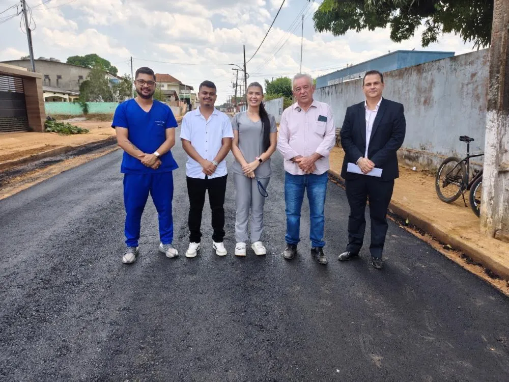 Rua José Ferreira Lima, no Centro de Plácido de Castro, recebe recapeamento asfáltico em toda a extensão e novas calçadas, resultado de investimentos viabilizados por emendas federais - Foto: Assessoria.